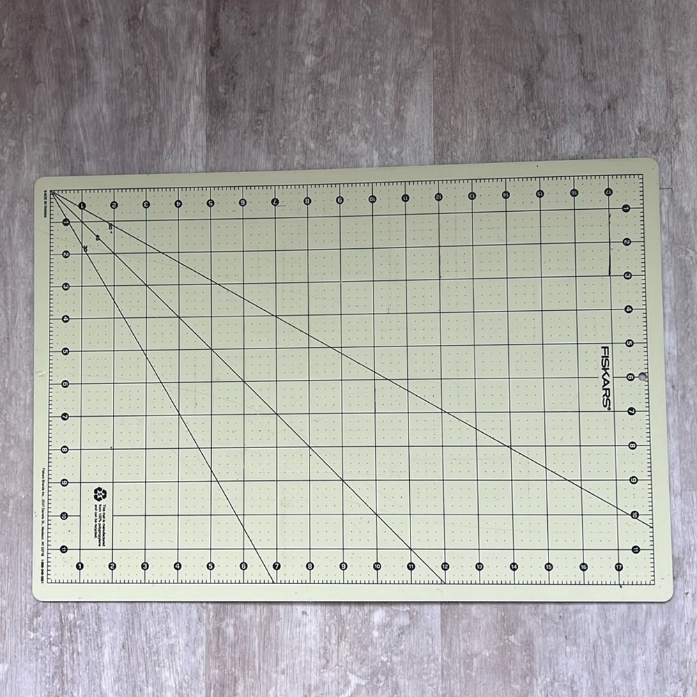 Fiskars tan&black two sided self sealing cutting mat
